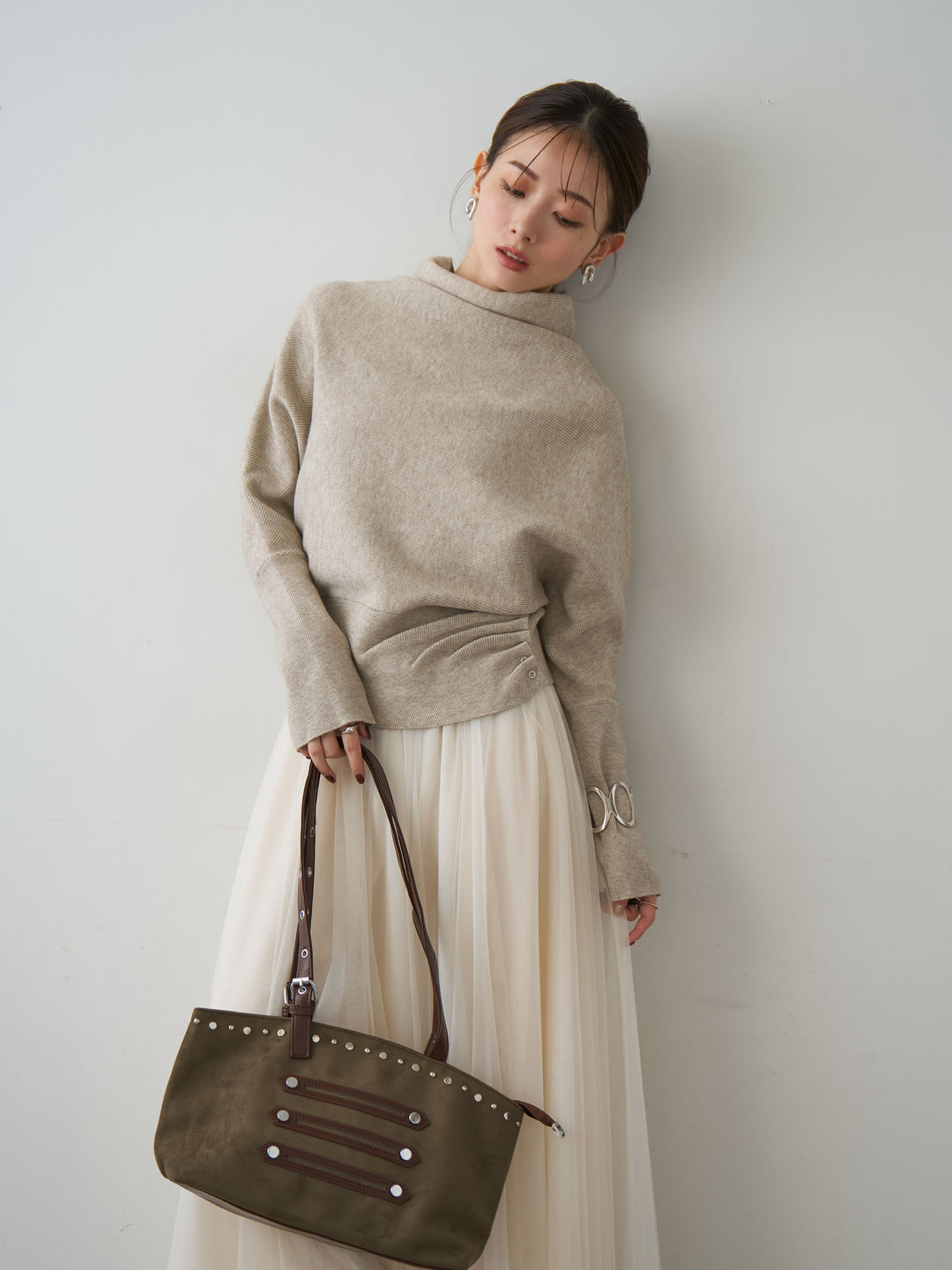 [予約]ハイネックサイドボタンギャザーニットトップス/beige