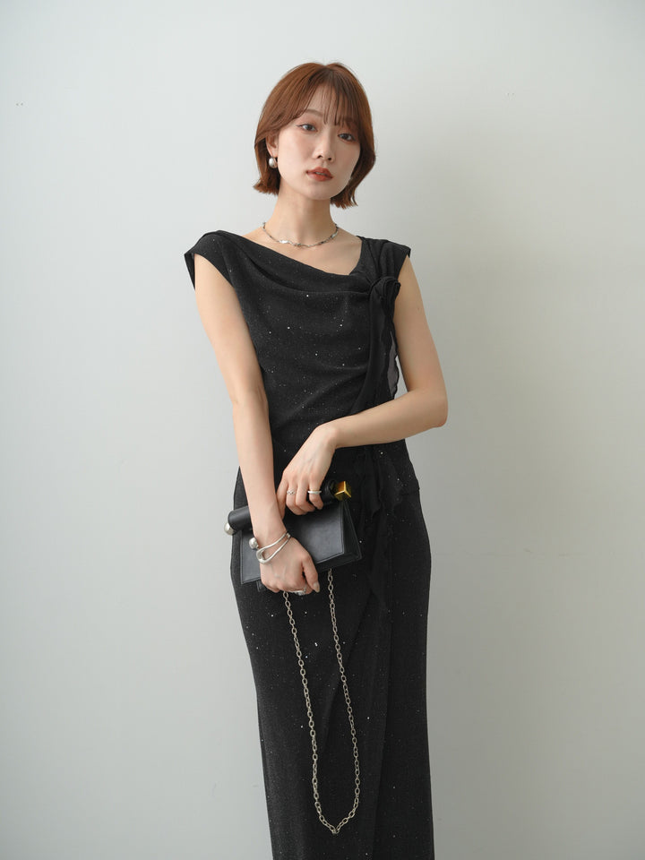 [予約]フラワーブローチ付ラメシアーノースリトップス/black