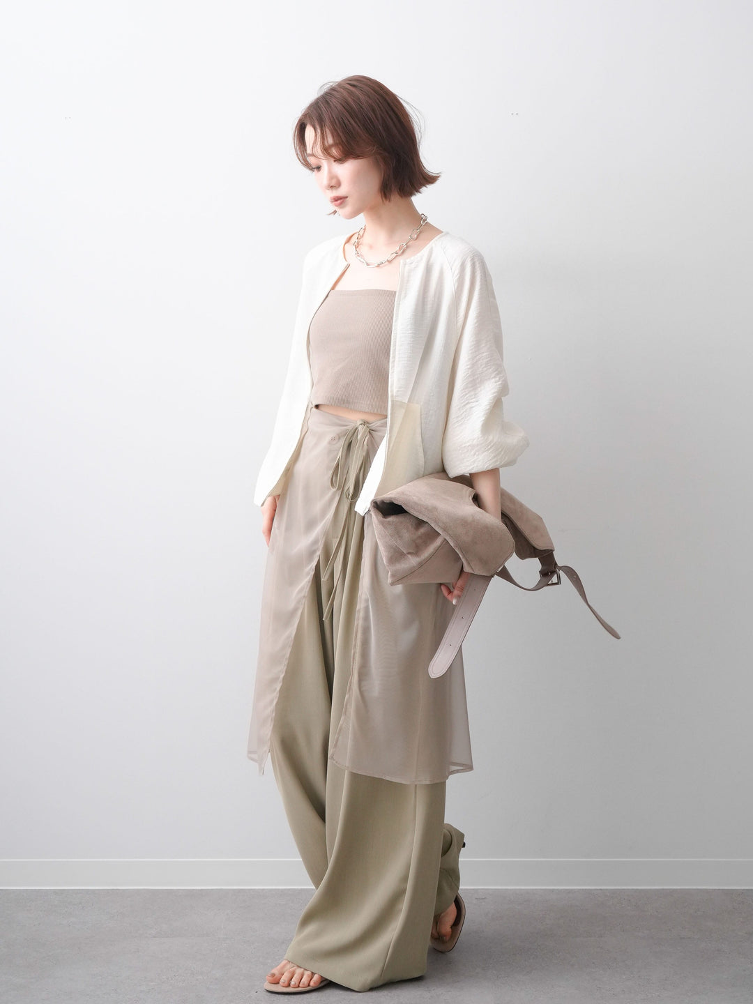【套裝】亞麻質感無領短上衣+內置罩杯羅紋抹胸吊帶衫+薄紗圍裙搭配垂褶闊腿褲（三件套）