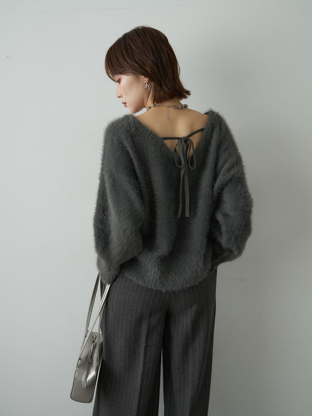 [予約]バックリボンVネックシャギーニットトップス/charcoal