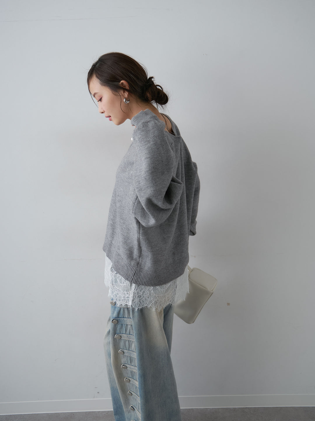 【預購】羊駝毛觸感蕾絲拼接V領針織上衣 / mokugray