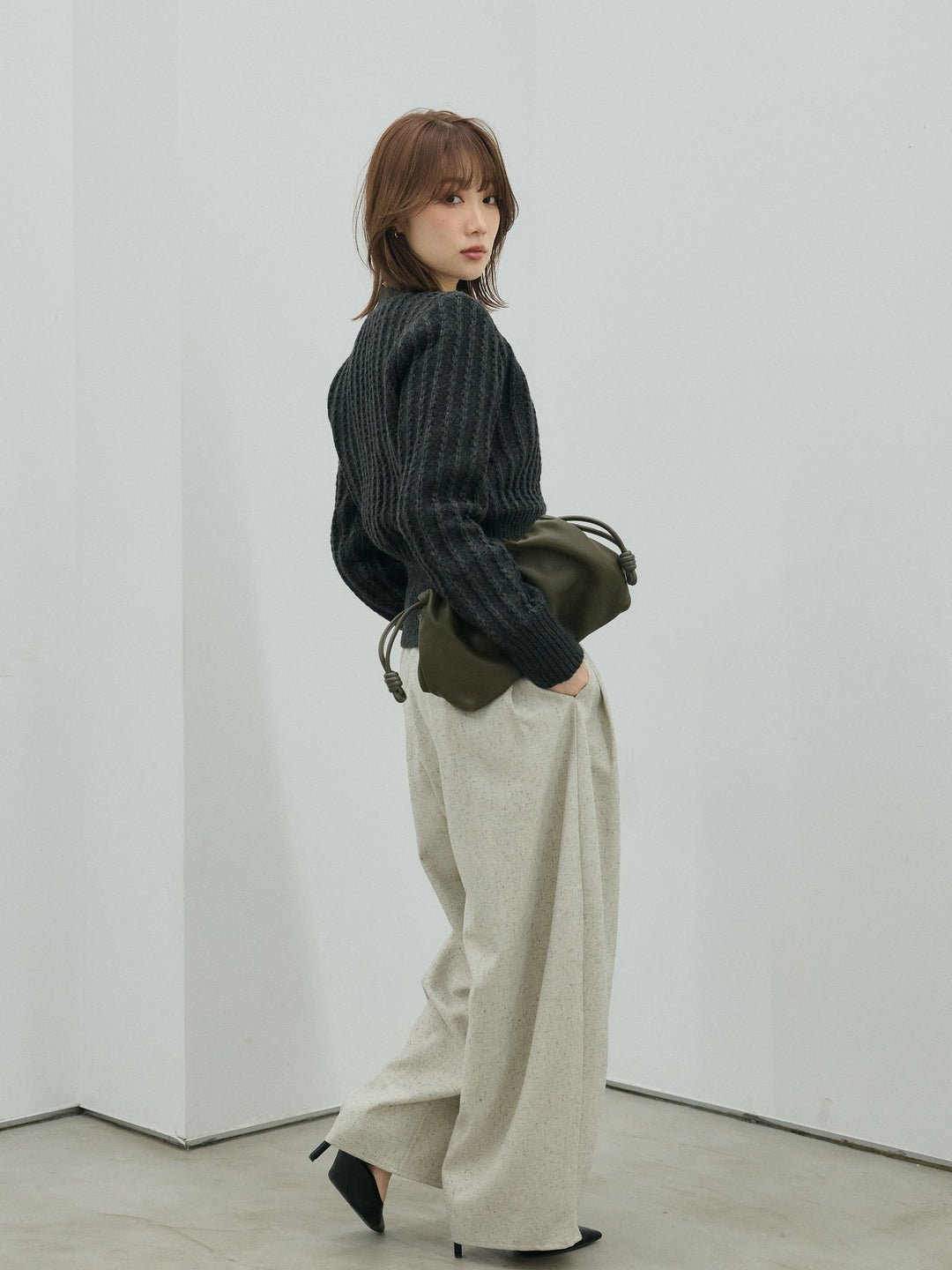 【Allure】[SET]編みこみVネックニットカーディガン+モックスカルゼサイドタックコクーンパンツ(2set)
