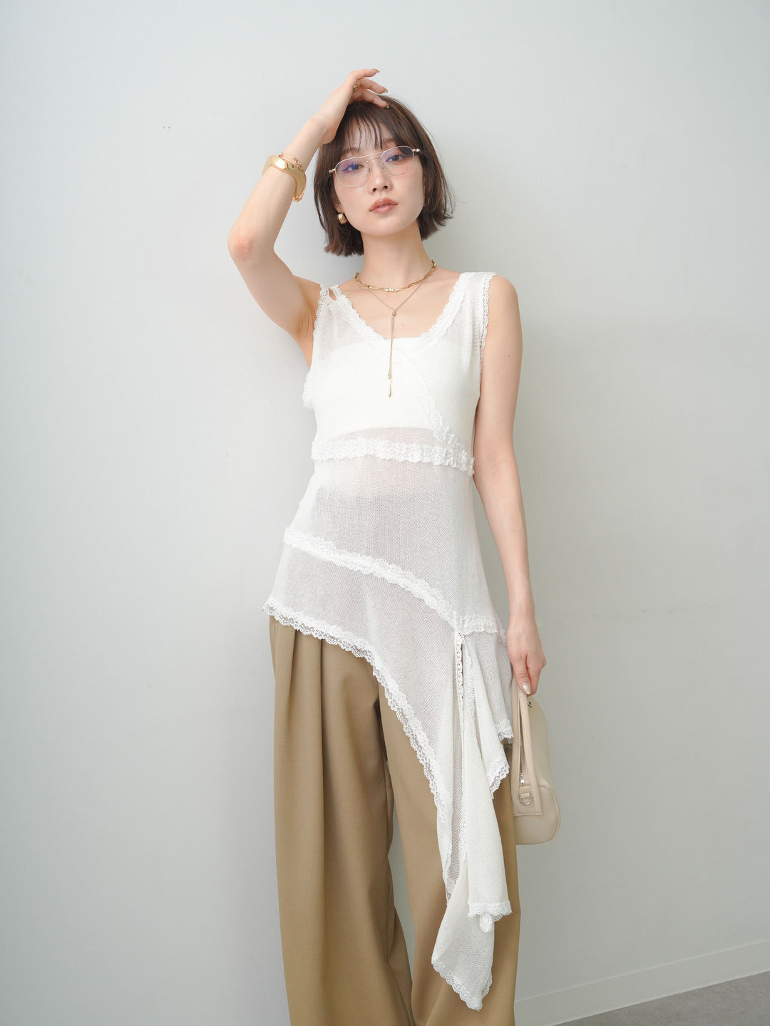 [予約]レーストリムVネックアシメノースリニットトップス/white