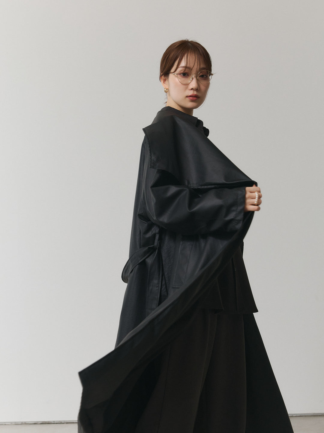 【Allure】[SET]ボタンダウンオーバーシャツ+デザインタックセンターシームアイドパンツ+フラワーレーストップス+レザーBIGカラーロングコート(4set))