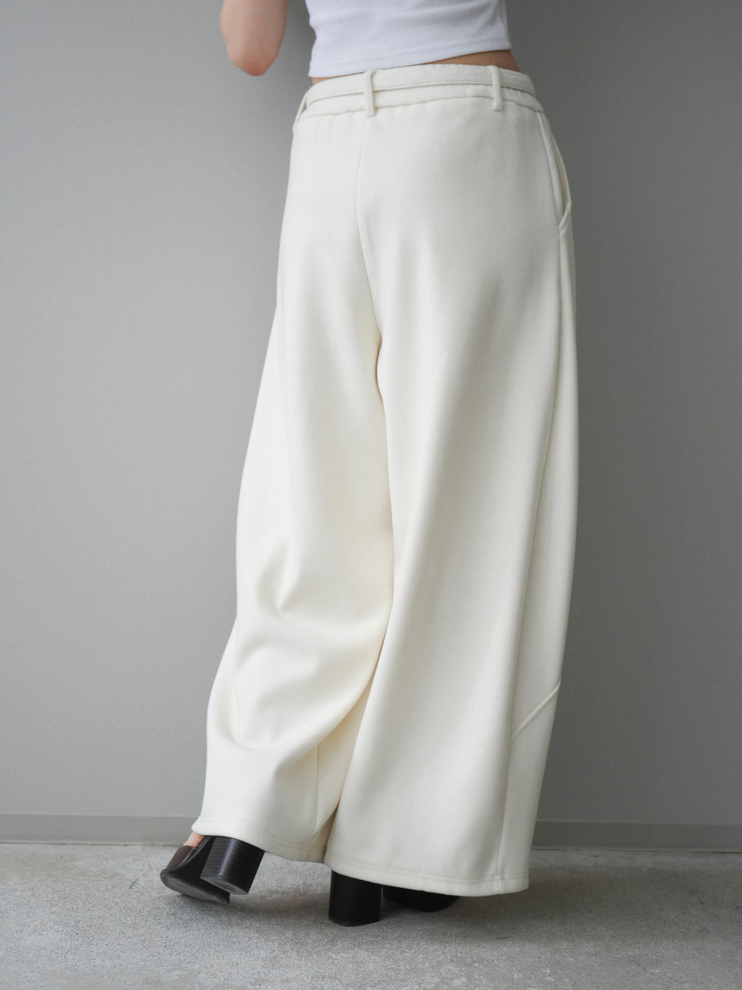 【預購】皮帶弧線運動褲 / offwhite