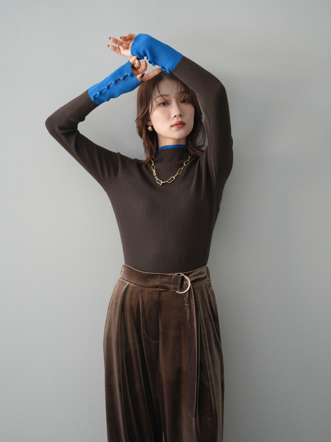 [予約]袖ボタンハイネック配色リブニットトップス/brown