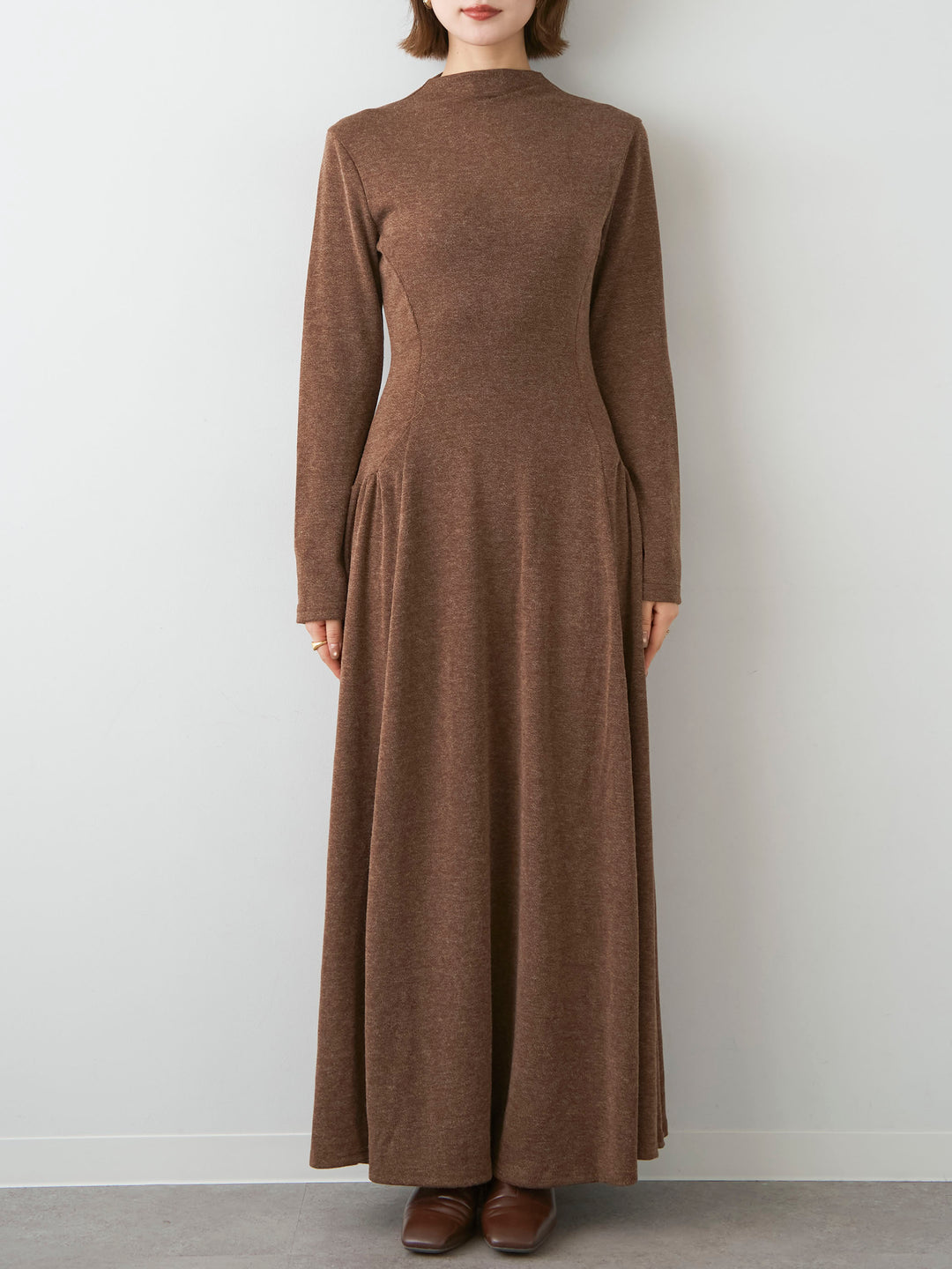 [予約]モックネックドレープニットソーワンピース/brown
