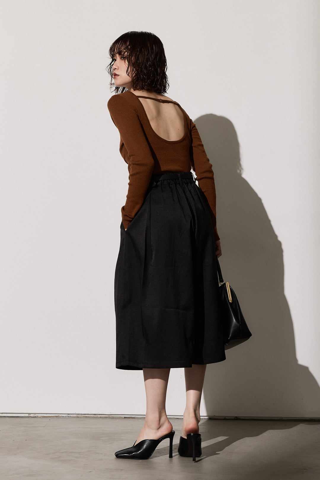 [予約]バックオープンクルーネックリブニットトップス/brown