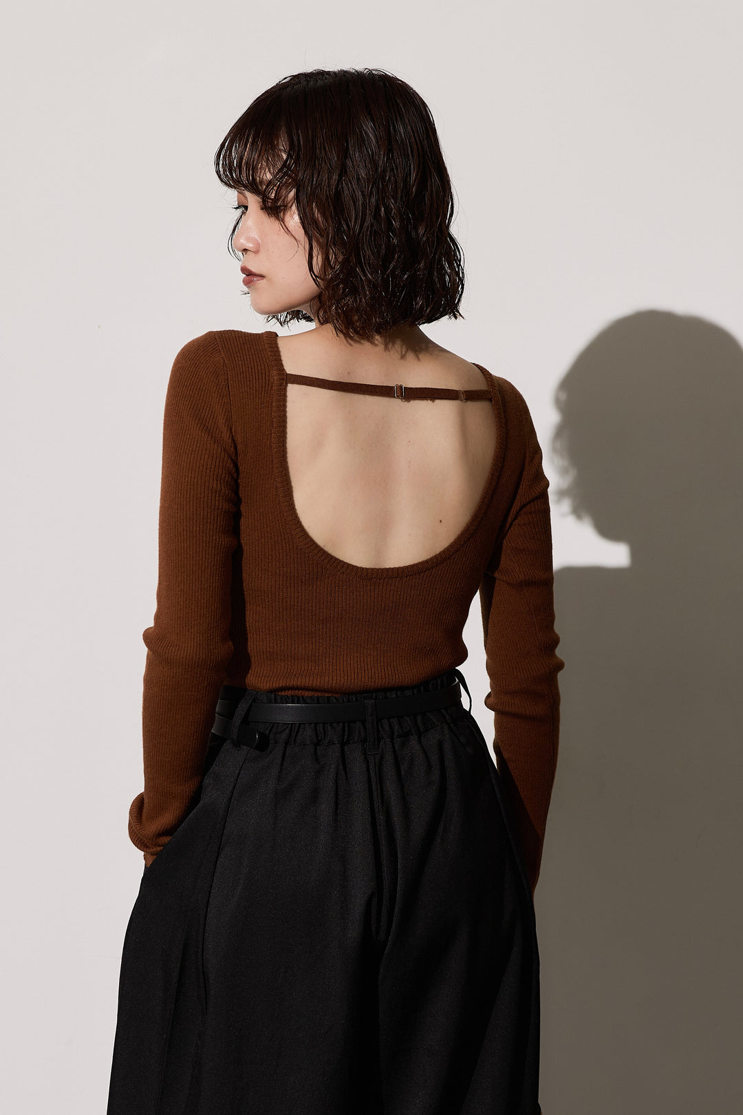 [予約]バックオープンクルーネックリブニットトップス/brown