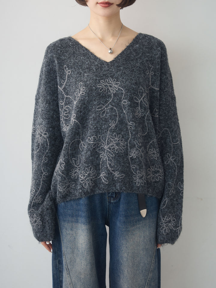 【預購】前幅刺繡V領針織上衣 / 炭灰色