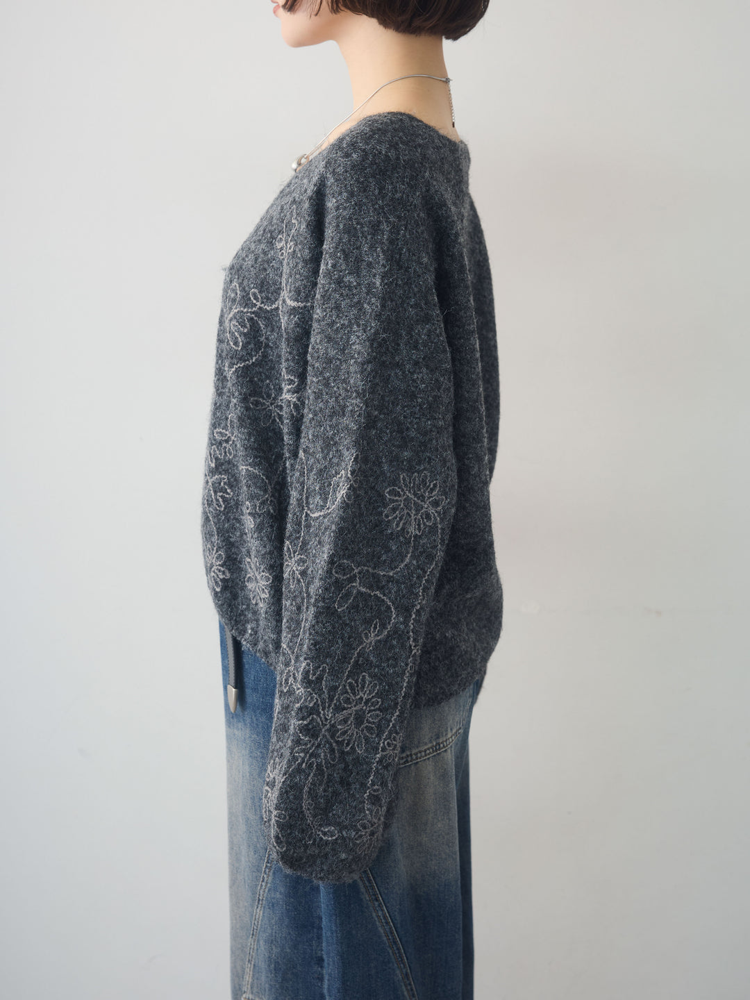 【預購】前幅刺繡V領針織上衣 / 炭灰色