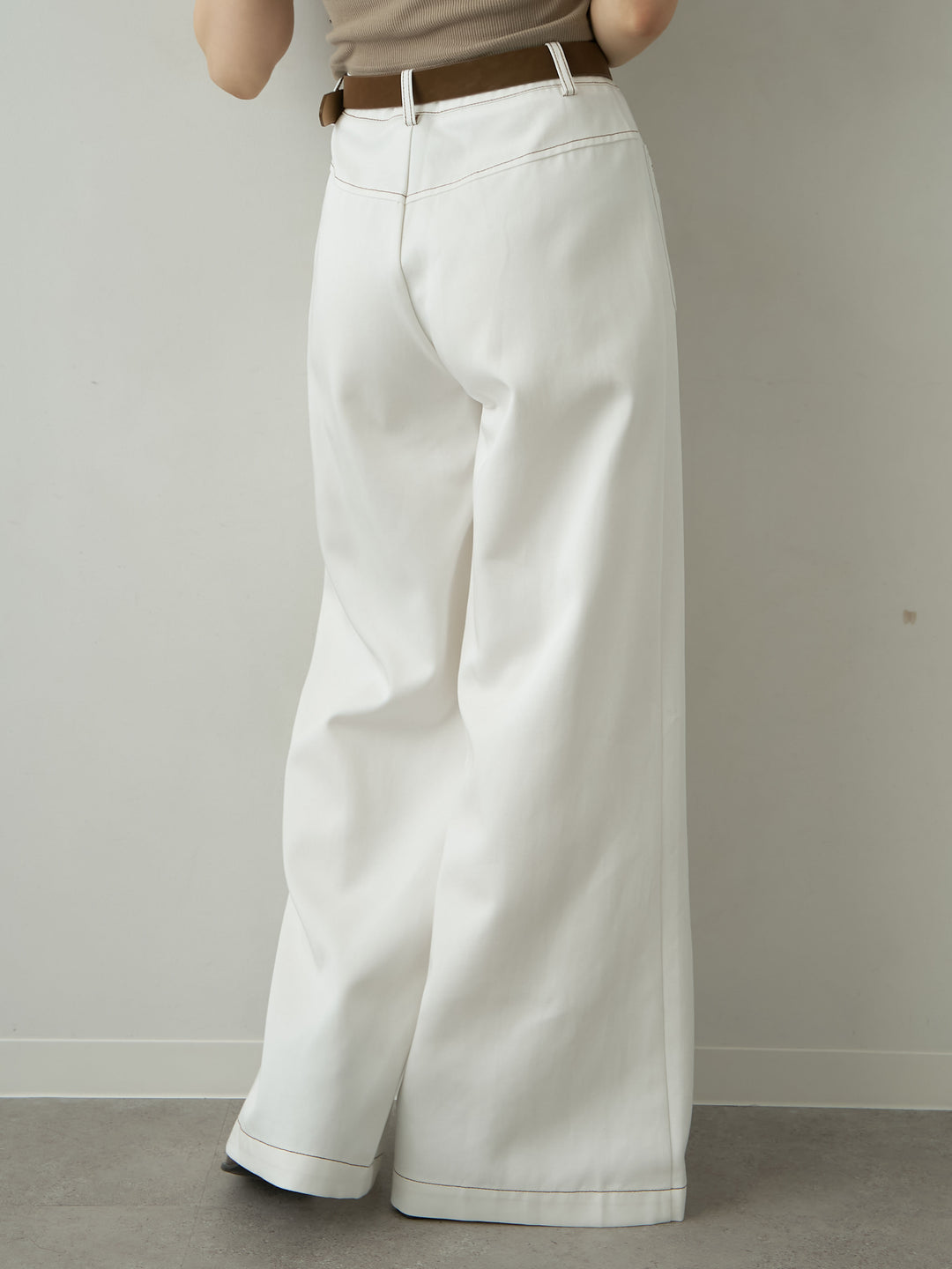 [予約]ベルト付バイカラーステッチセミフレアワイドパンツ/white