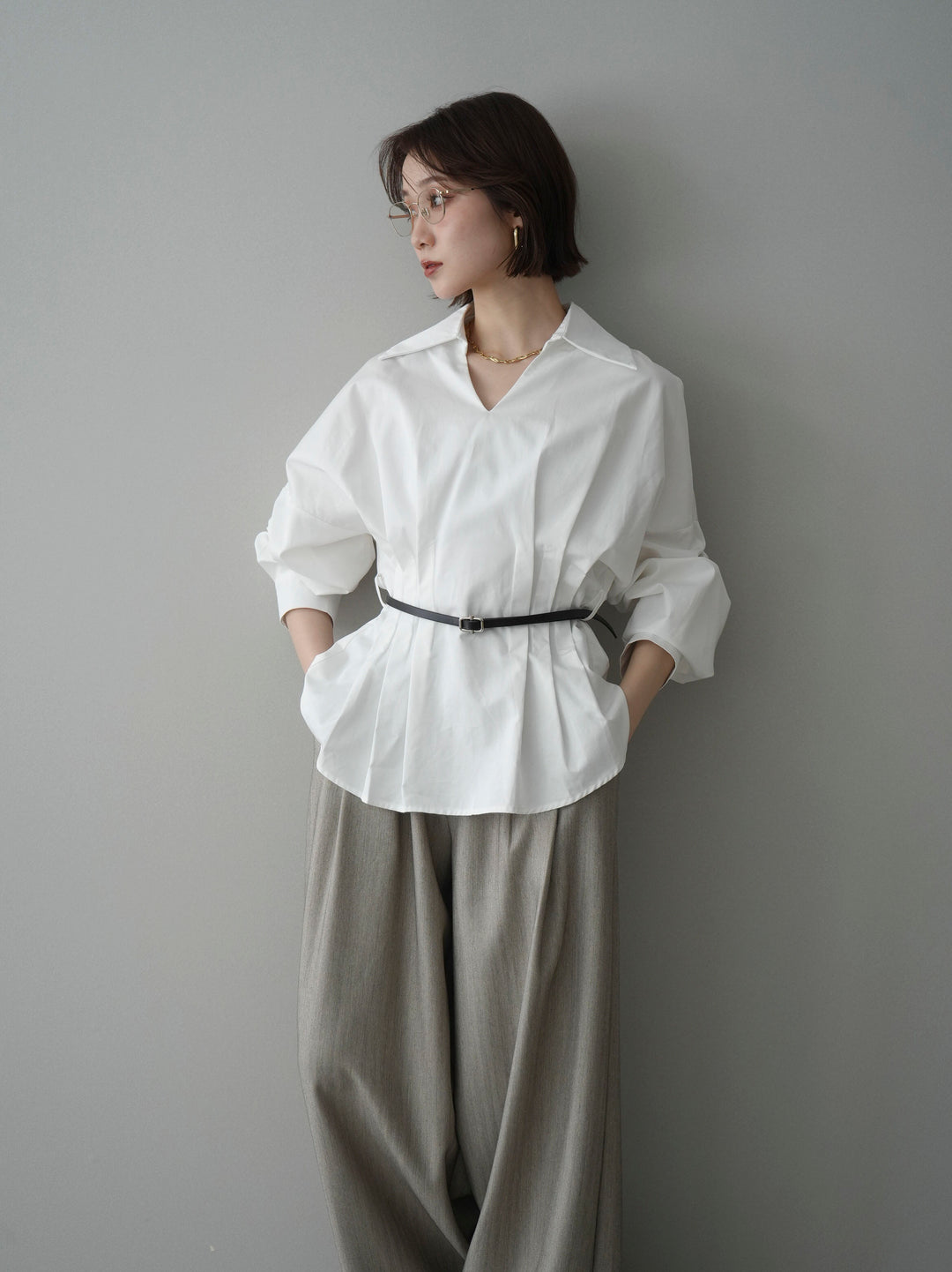[予約]ベルト付サイドプリーツスキッパーブラウス/white