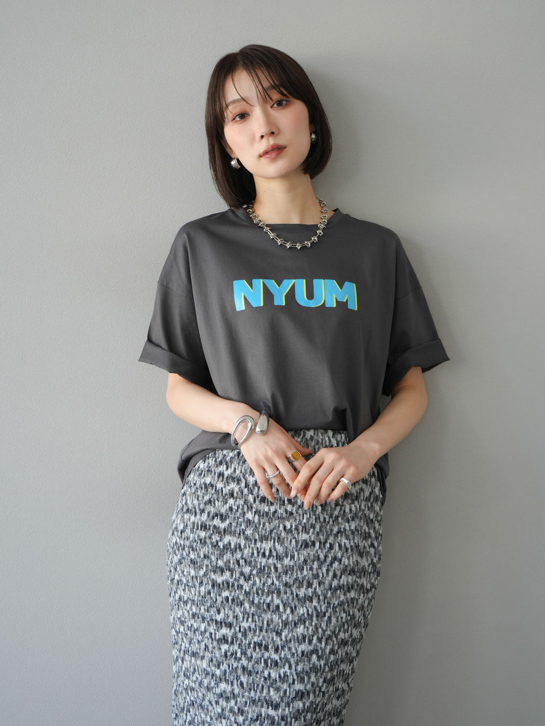 [予約]”NYUM"ロゴプリントドライタッチコットンTシャツ/チャコール