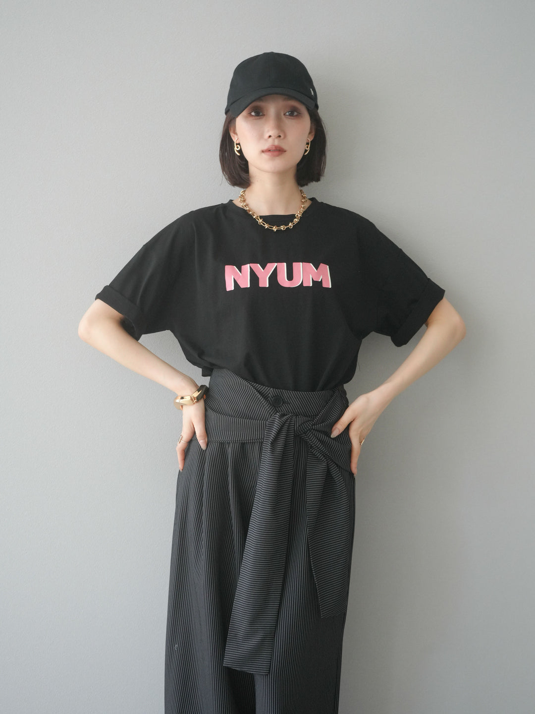 [予約]”NYUM"ロゴプリントドライタッチコットンTシャツ/ブラック