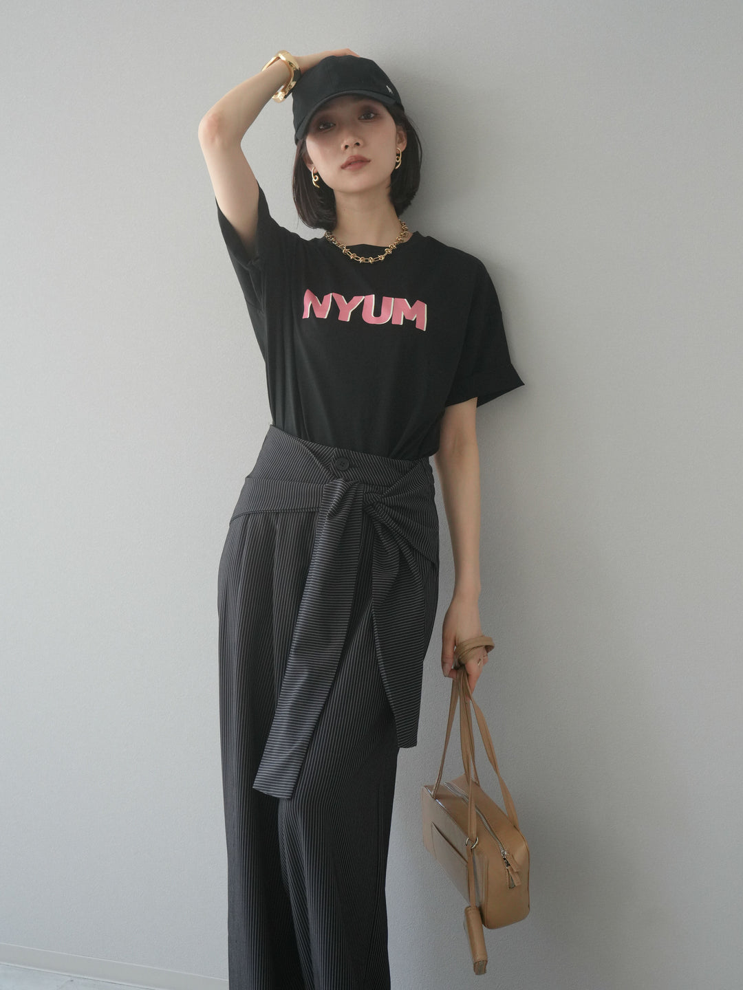[予約]”NYUM"ロゴプリントドライタッチコットンTシャツ/ブラック