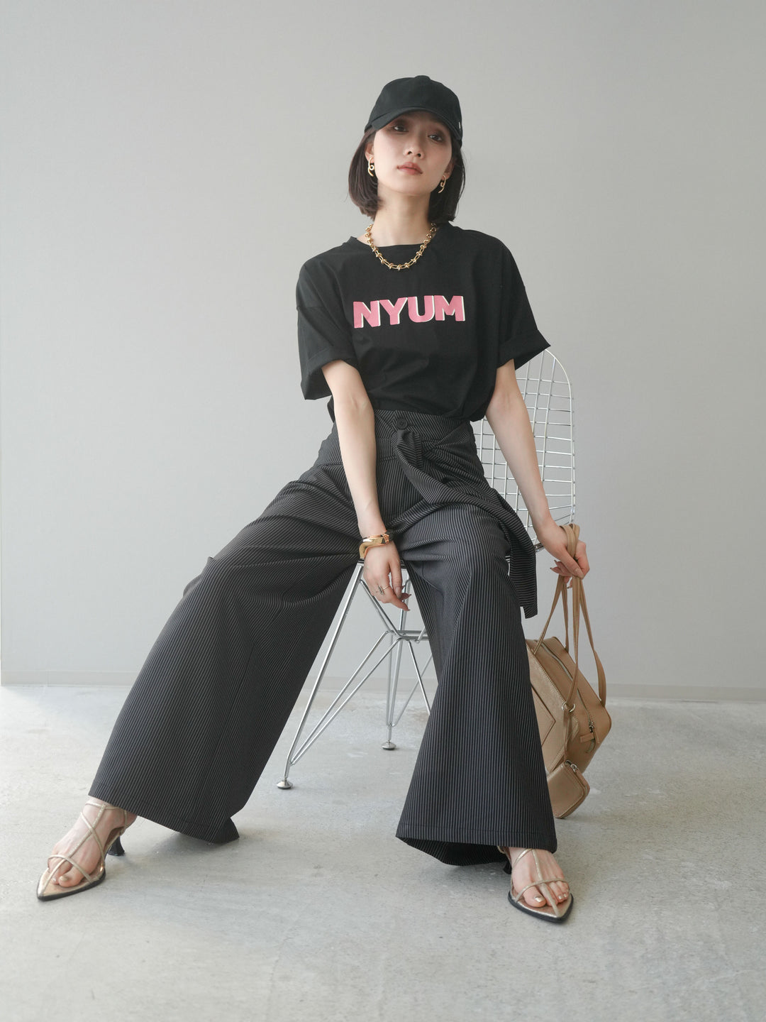 [予約]”NYUM"ロゴプリントドライタッチコットンTシャツ/ブラック
