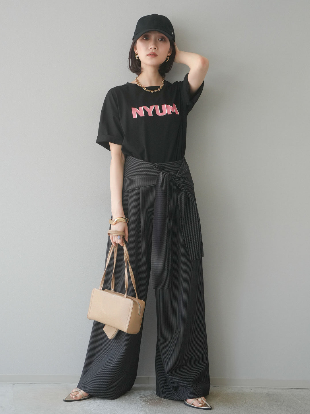 [予約]”NYUM"ロゴプリントドライタッチコットンTシャツ/ブラック