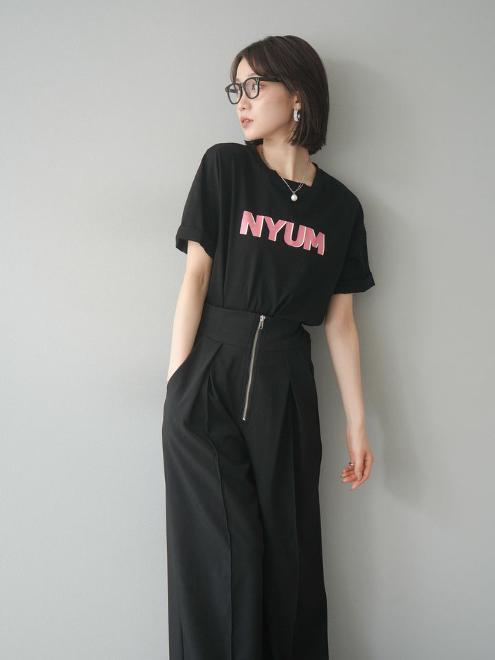 [予約]”NYUM"ロゴプリントドライタッチコットンTシャツ/ブラック