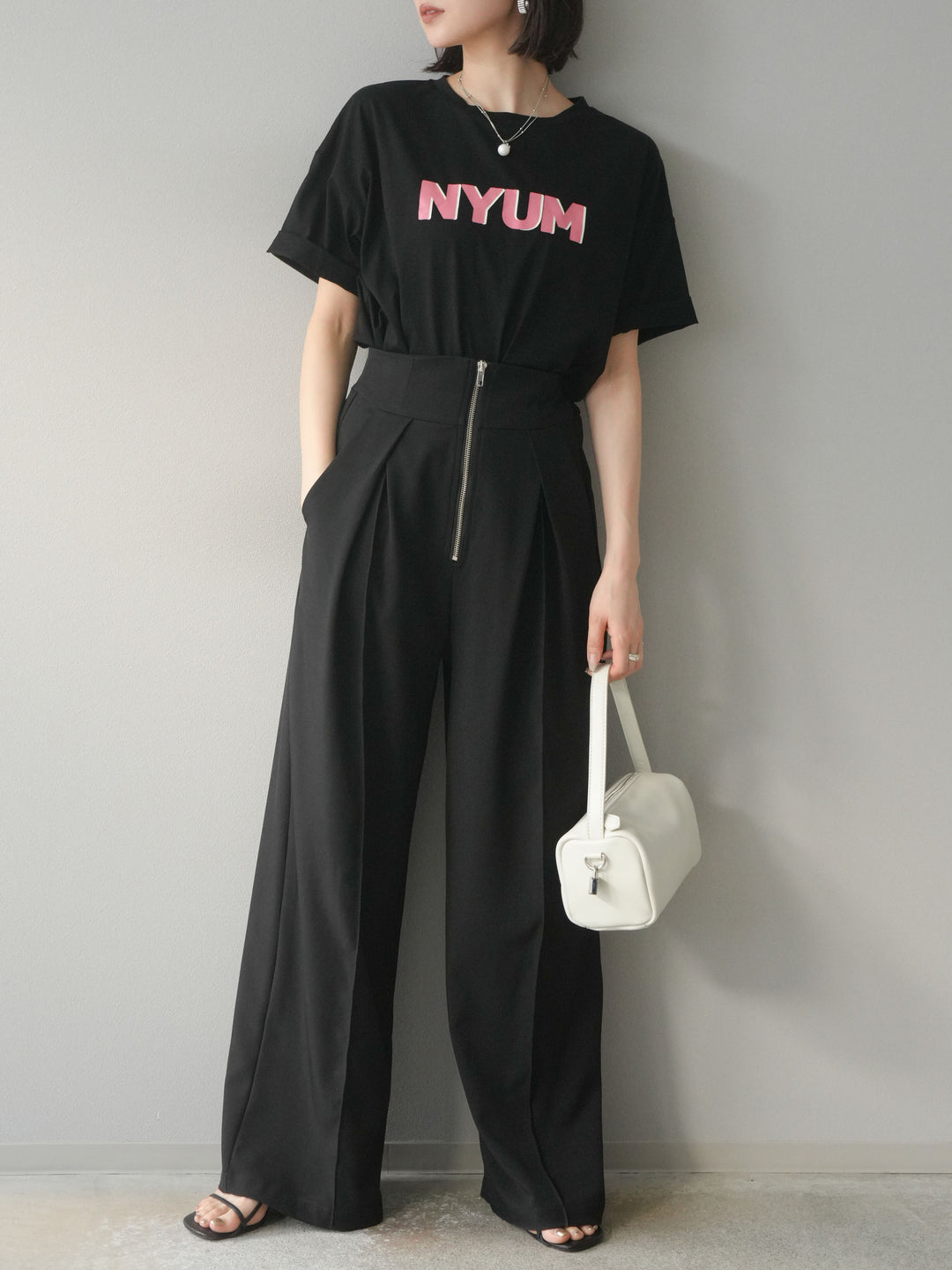 [予約]”NYUM"ロゴプリントドライタッチコットンTシャツ/ブラック