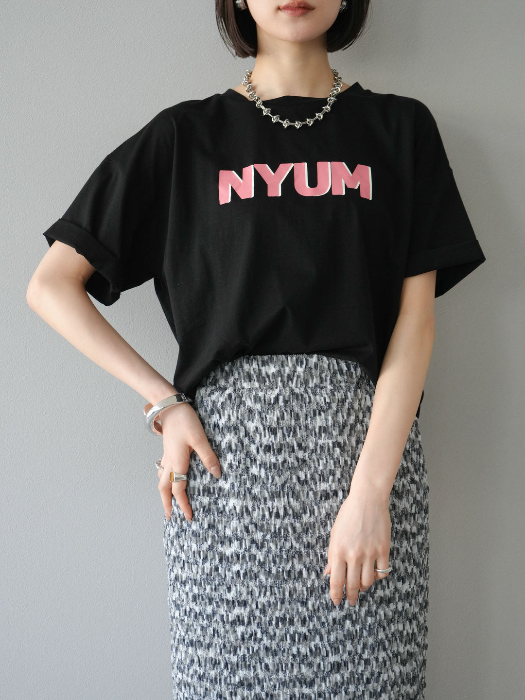 [予約]”NYUM"ロゴプリントドライタッチコットンTシャツ/ブラック