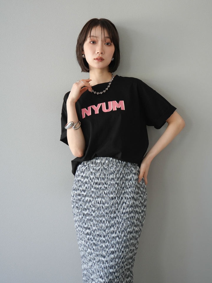 [予約]”NYUM"ロゴプリントドライタッチコットンTシャツ/ブラック