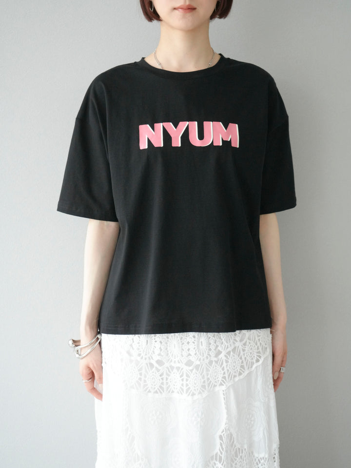 [予約]”NYUM"ロゴプリントドライタッチコットンTシャツ/ブラック