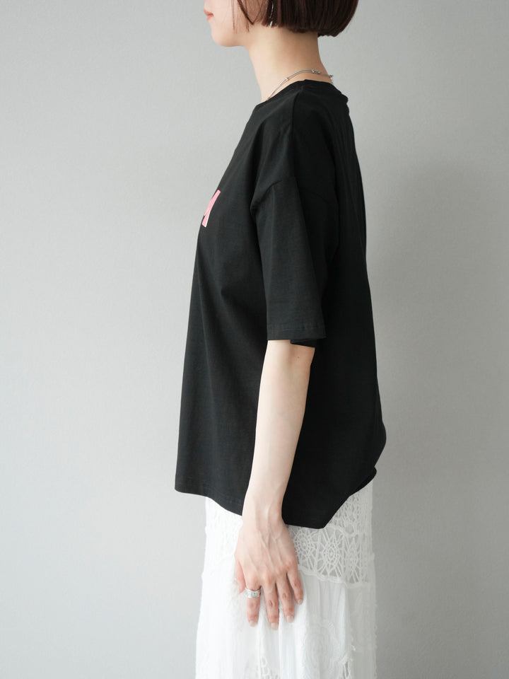 [予約]”NYUM"ロゴプリントドライタッチコットンTシャツ/ブラック
