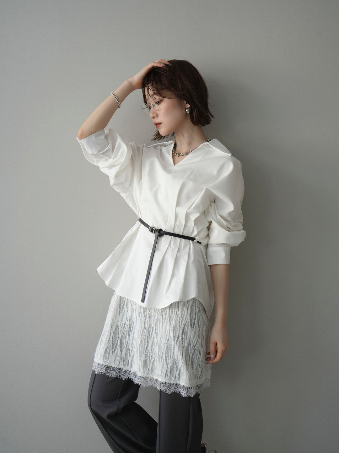 [予約]ベルト付サイドプリーツスキッパーブラウス/white
