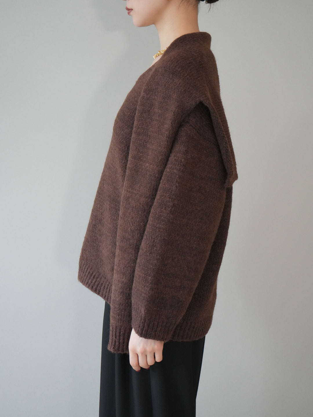 [予約]ストール付きVネックニットプルオーバー/brown