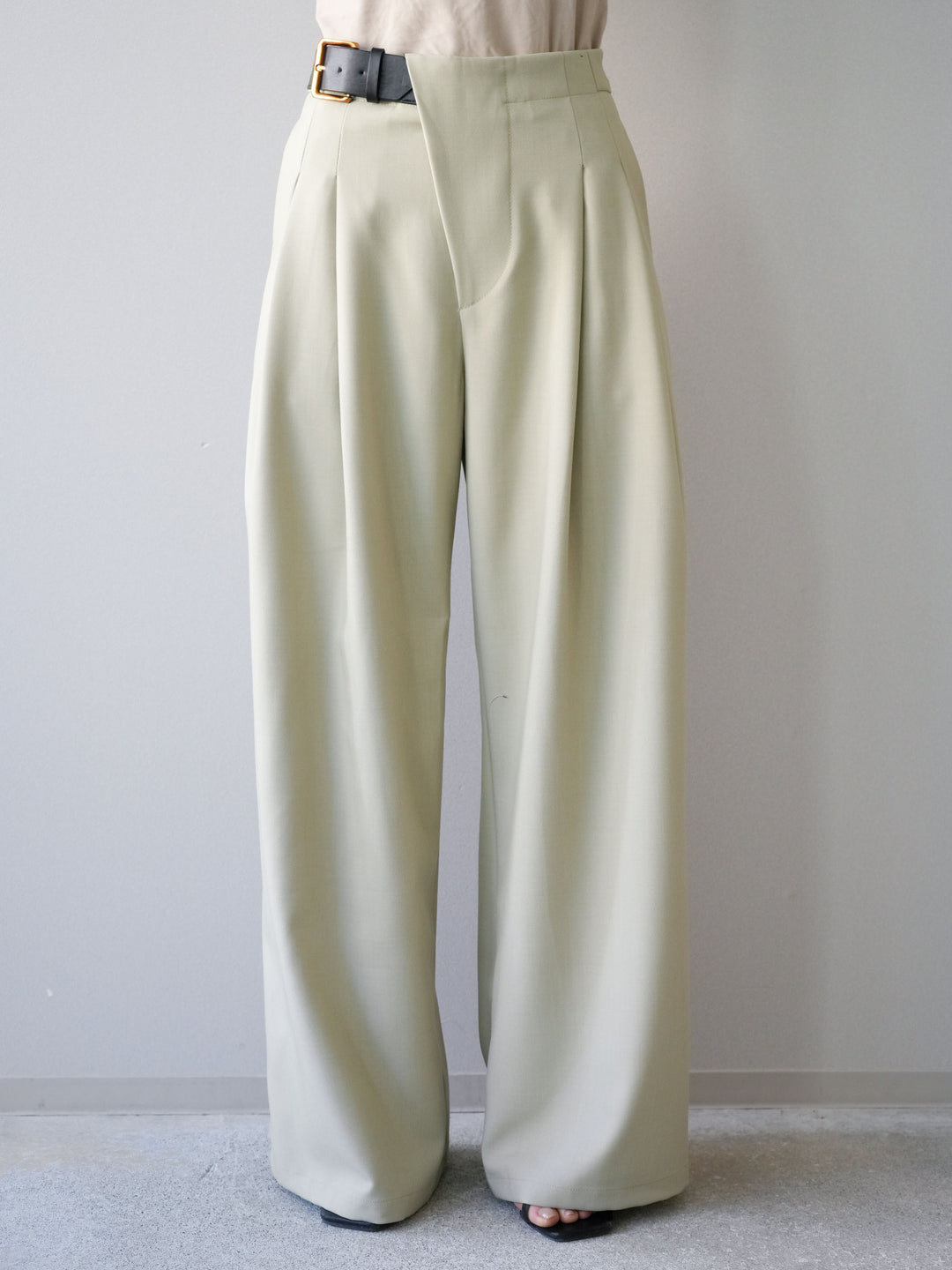 [予約]アシンメトリーベルトタックワイドパンツ/beige